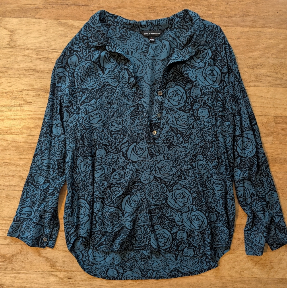 3 For $25 🌻 Blue Rose Women's Top Size L